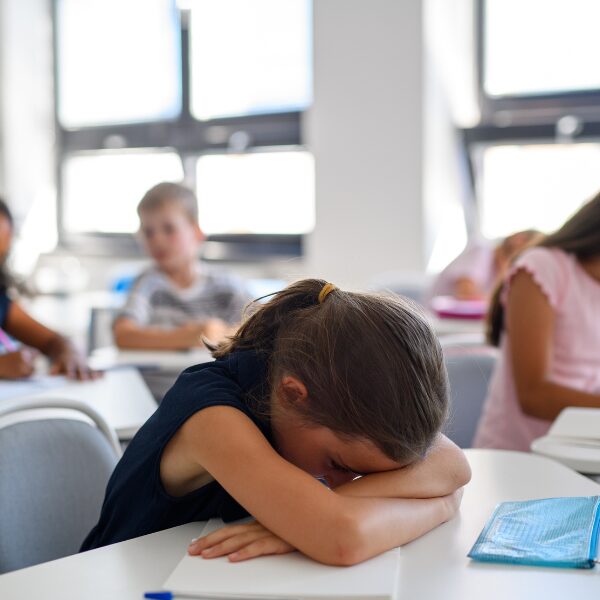 Når dit barn reagerer med mavepine, uro og søvnproblemer